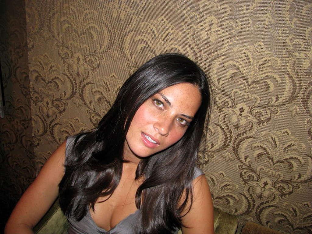 16P Olivia Munn looking very hot and sexy on her private photos