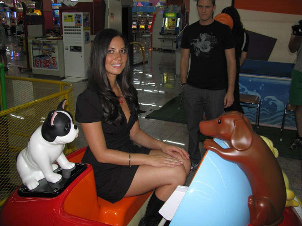 16P Olivia Munn looking very hot and sexy on her private photos