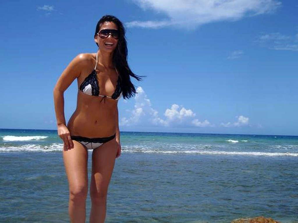 16P Olivia Munn looking very hot and sexy on her private photos