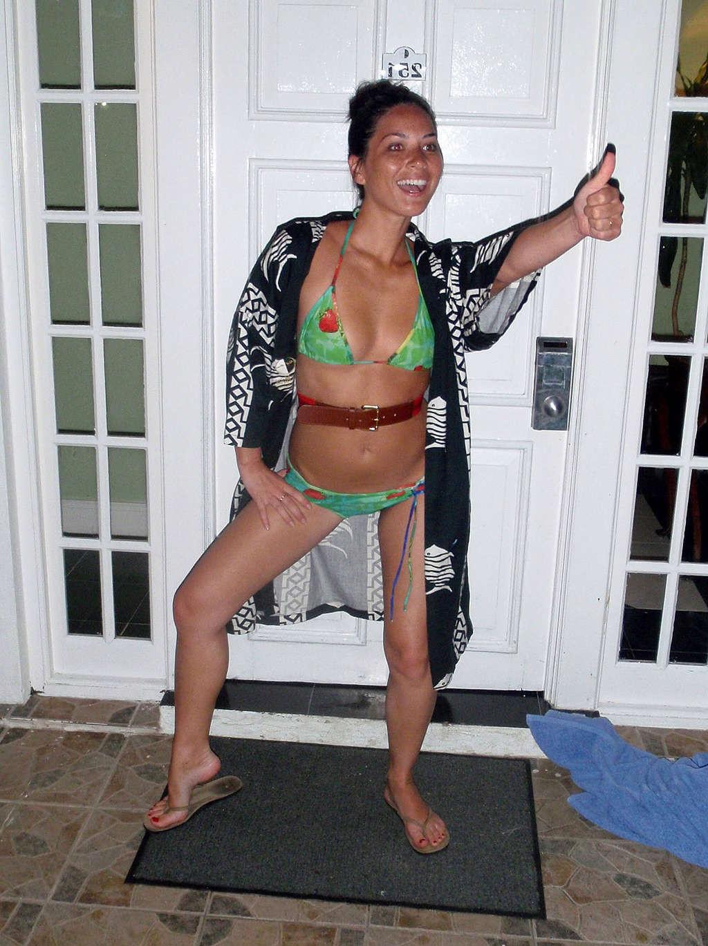 16P Olivia Munn looking very hot and sexy on her private photos