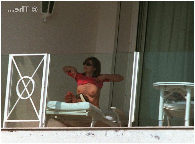 15P sexy British milf Liz Hurley caught going comando