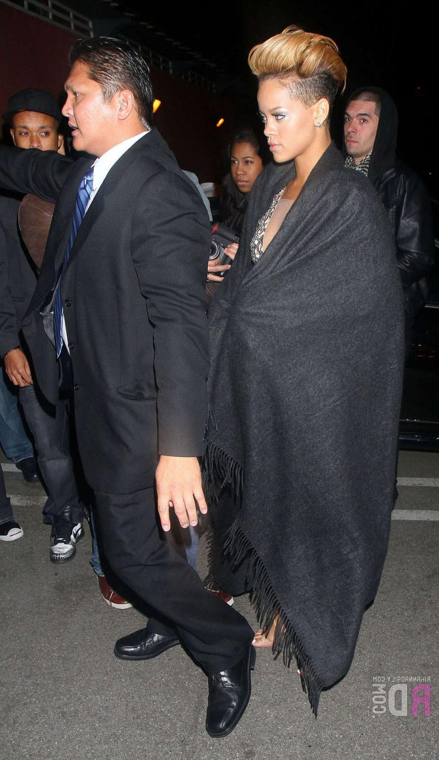 16P Rihanna very leggy in mini skirt and exposing her ass in thong