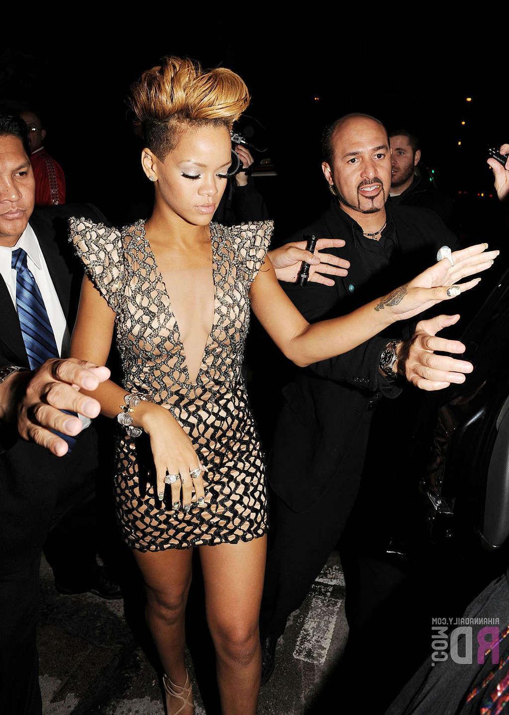 16P Rihanna very leggy in mini skirt and exposing her ass in thong