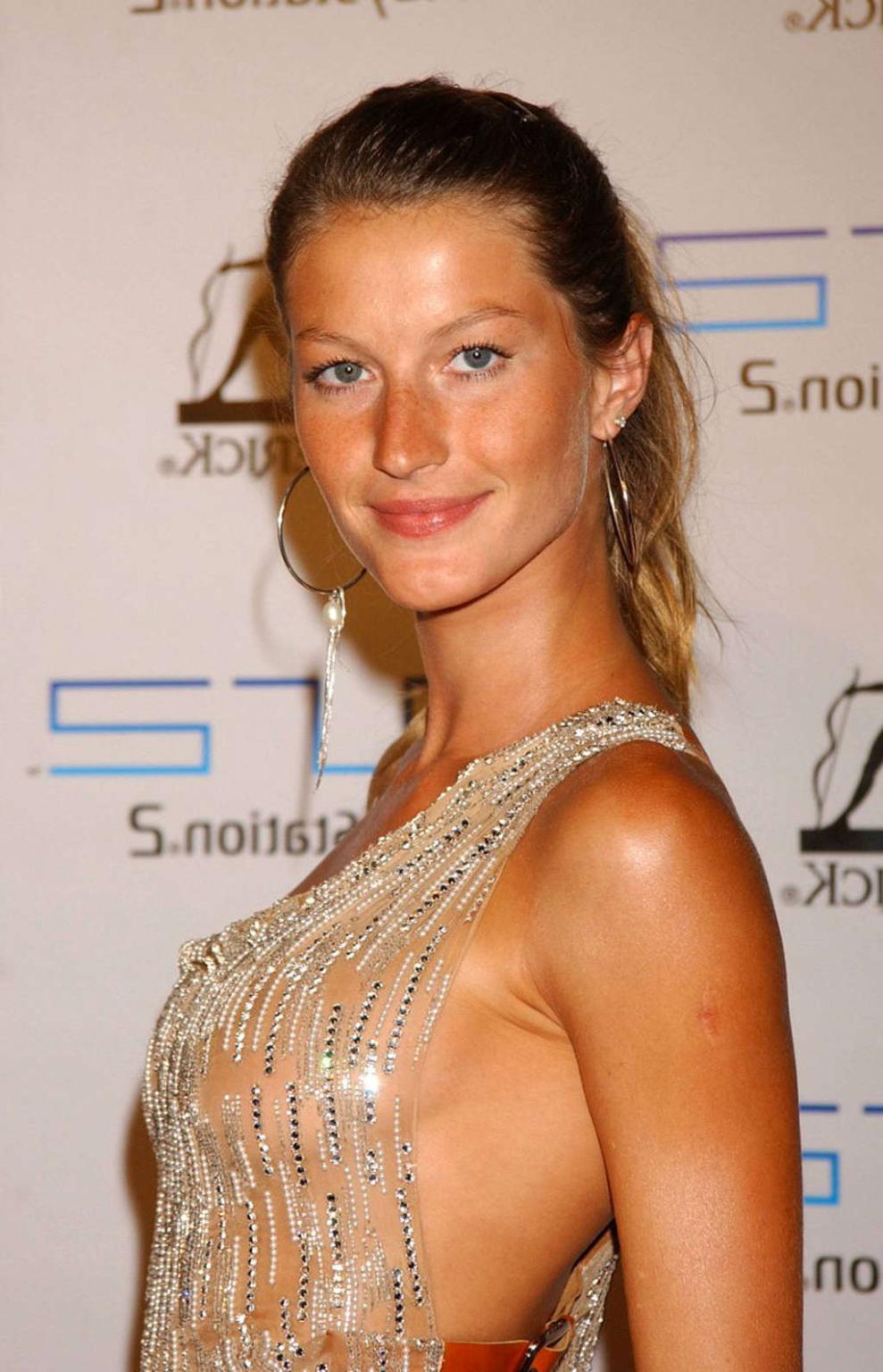 16P Gisele Bundchen showing her extremely sexy body and hot ass in thong