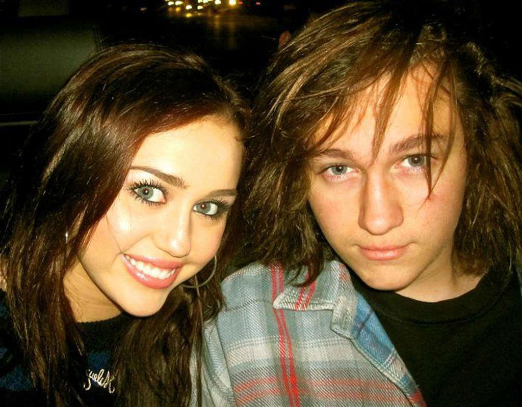 16P Miley Cyrus looking very hot and sexy on her private photos