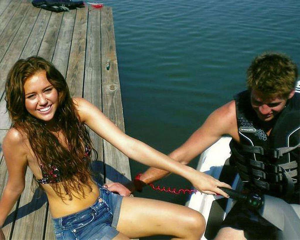 16P Miley Cyrus looking very hot and sexy on her private photos