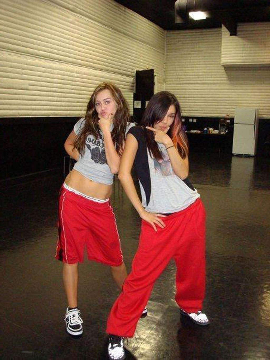 16P Miley Cyrus looking very hot and sexy on her private photos