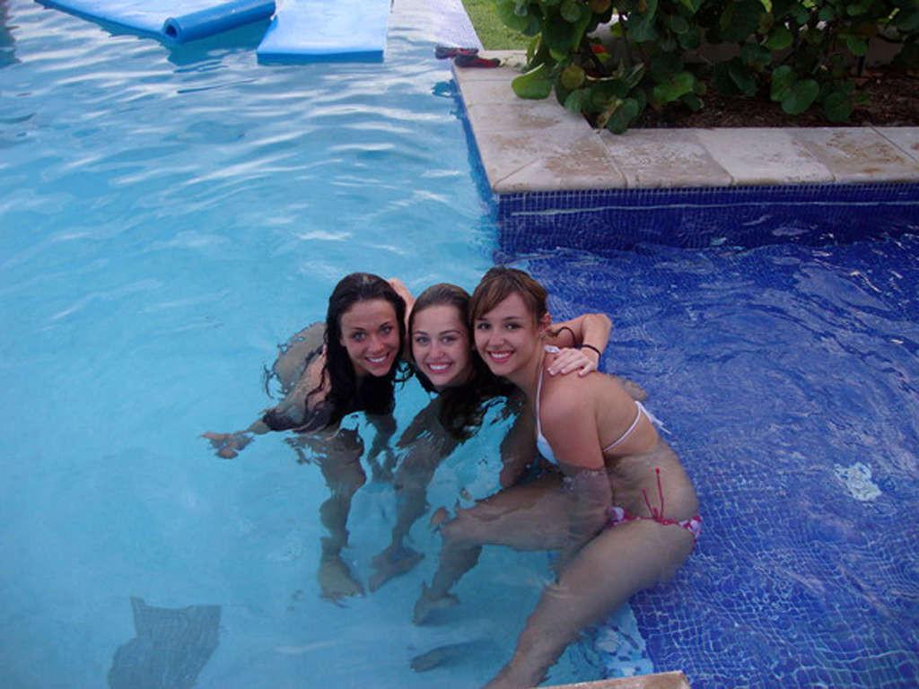 16P Miley Cyrus looking very hot and sexy on her private photos