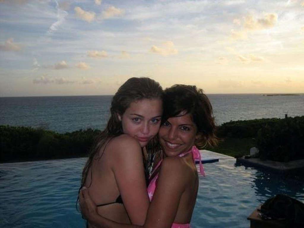 16P Miley Cyrus looking very hot and sexy on her private photos