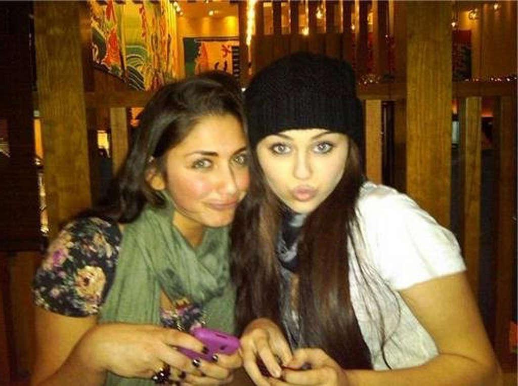 16P Miley Cyrus looking very hot and sexy on her private photos