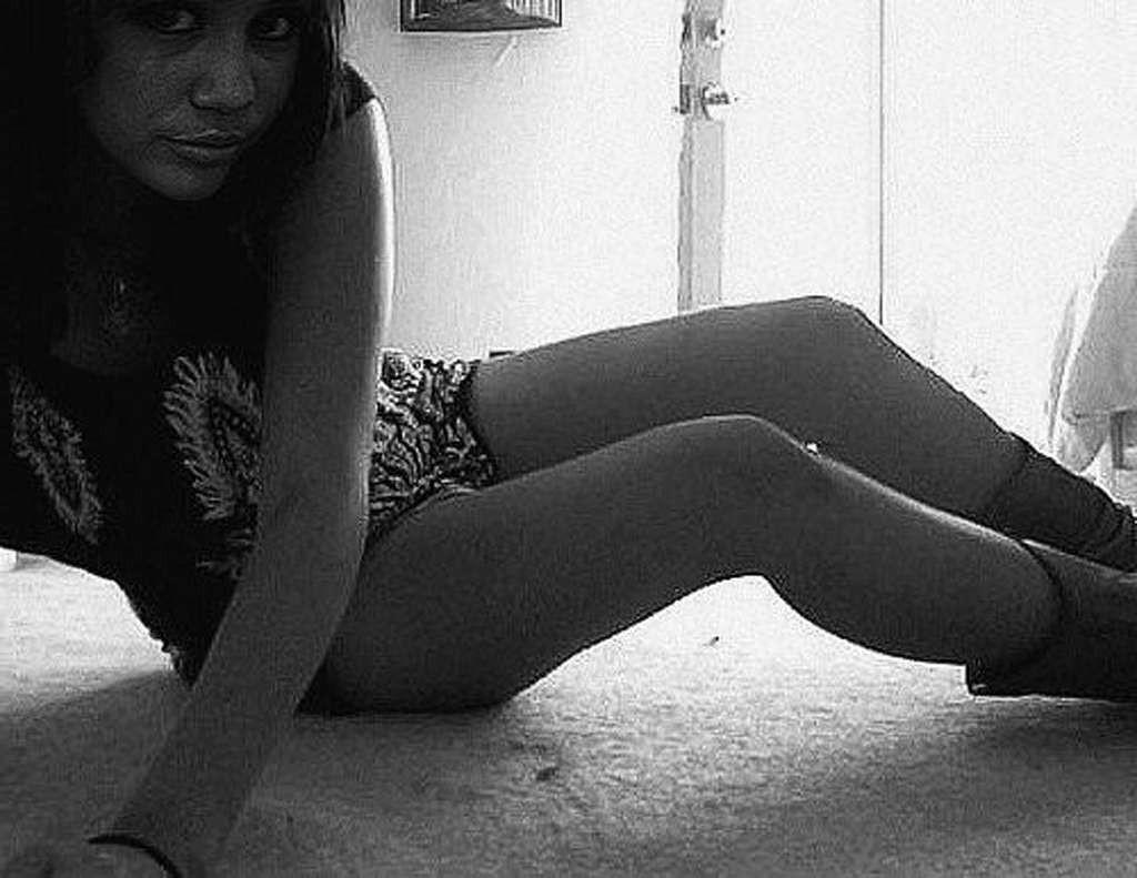 16P Miley Cyrus looking very hot and sexy on her private photos