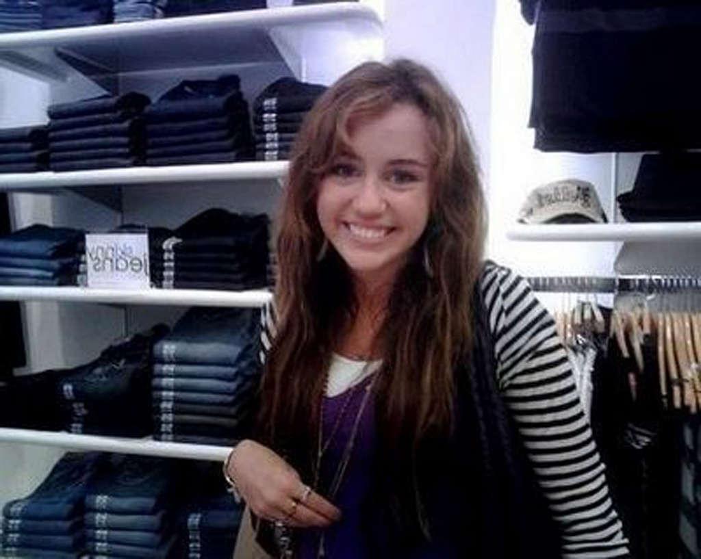 16P Miley Cyrus looking very hot and sexy on her private photos