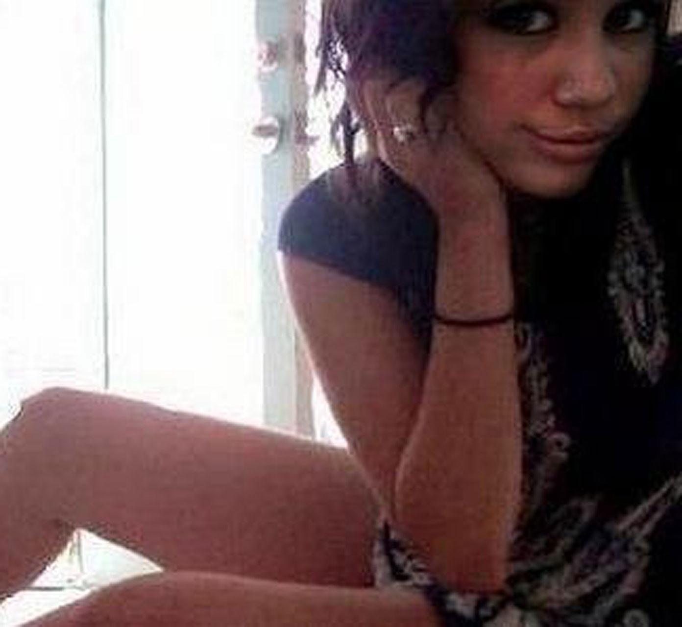 16P Miley Cyrus looking very hot and sexy on her private photos