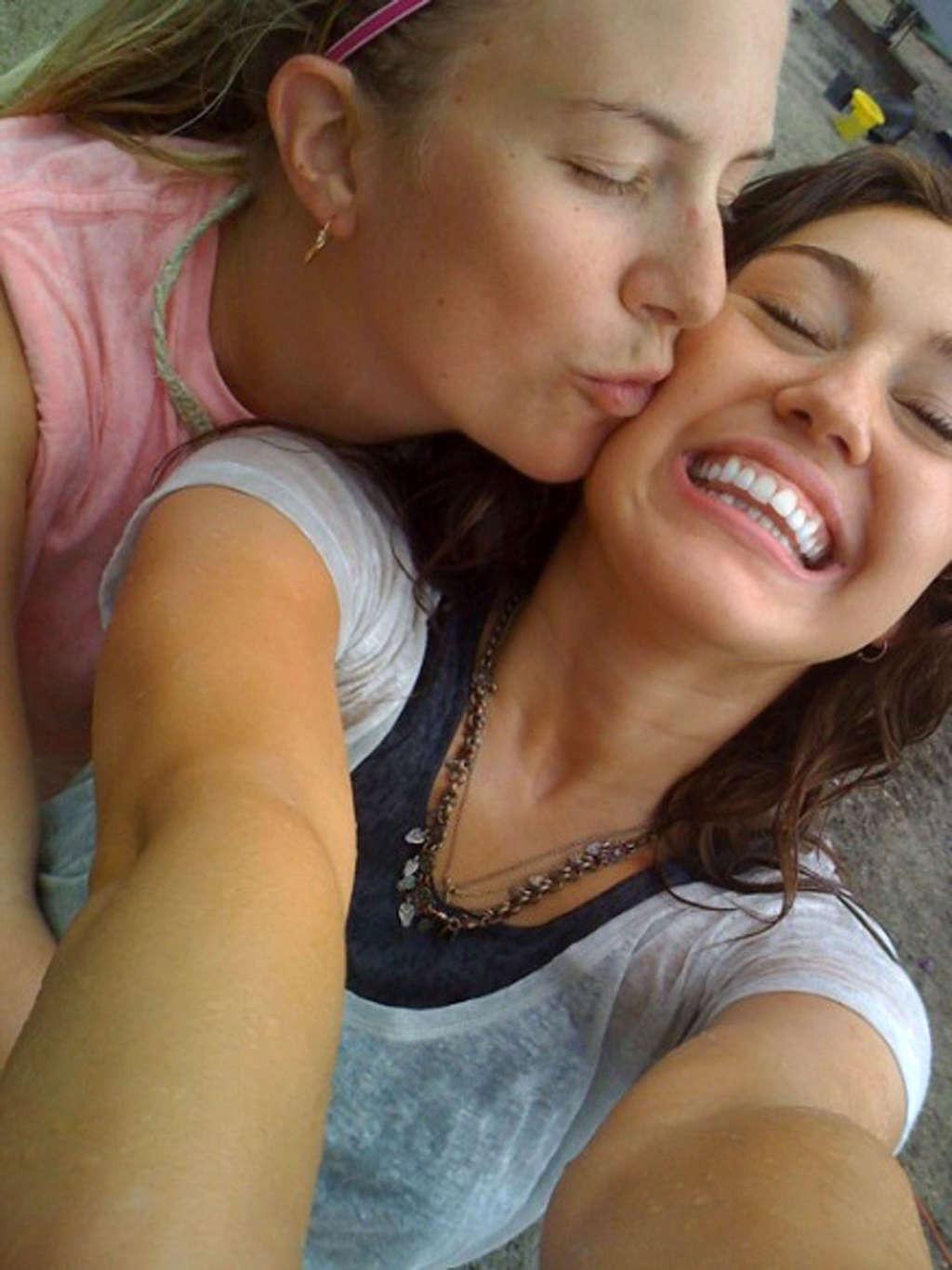 16P Miley Cyrus looking very hot and sexy on her private photos