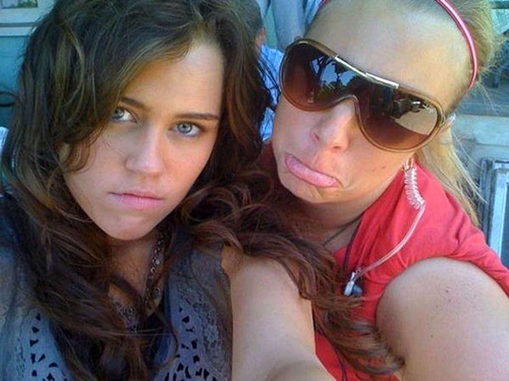 16P Miley Cyrus looking very hot and sexy on her private photos