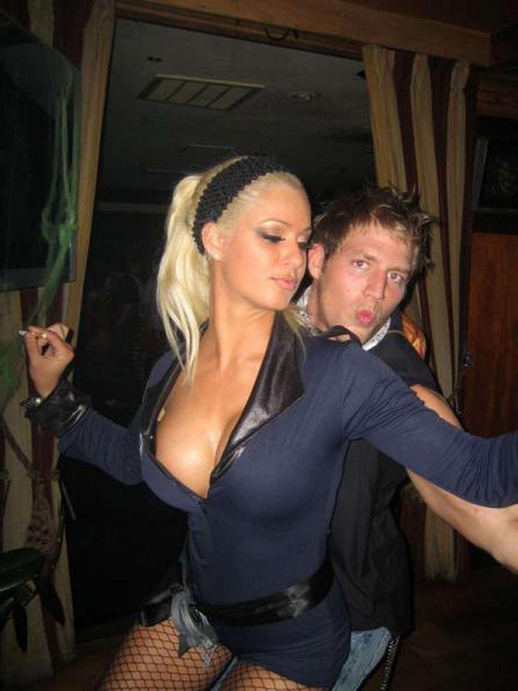 16P Maryse Ouellet showing her great ass and sexy body on private photos