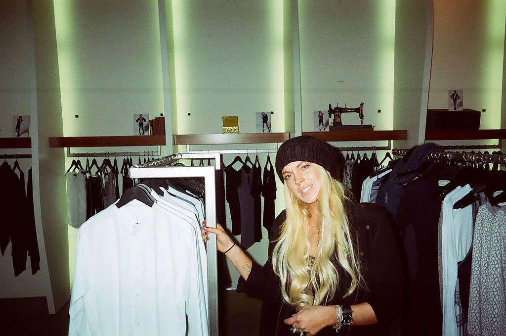 16P Lindsay Lohan looking very hot and sexy on her private photos