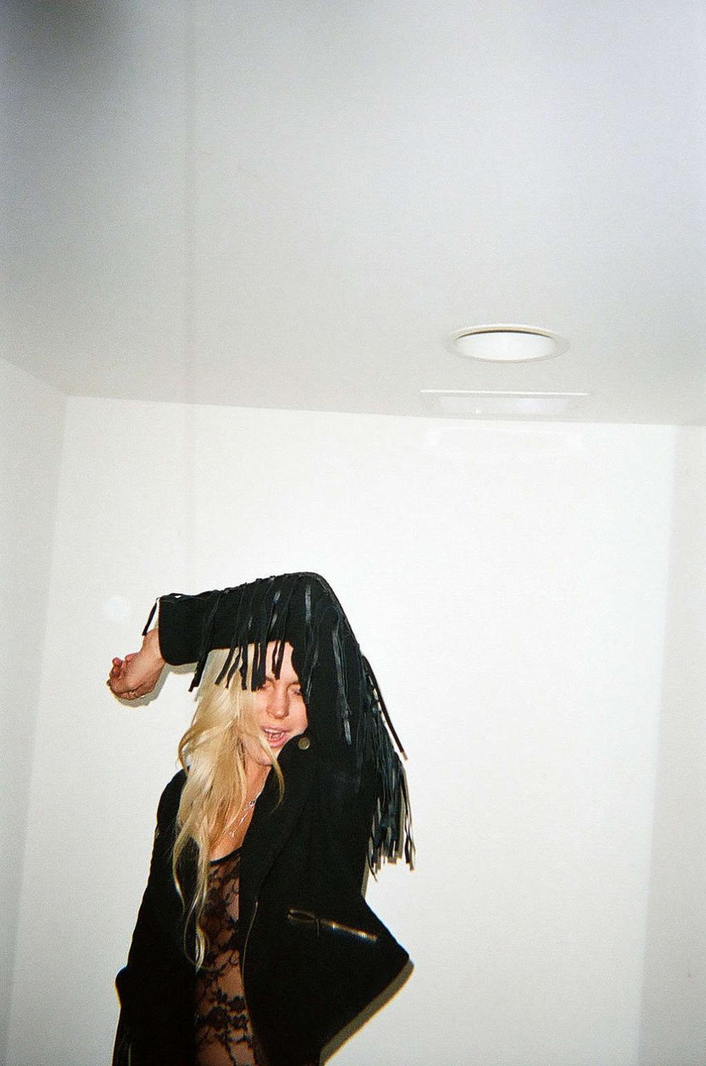 16P Lindsay Lohan looking very hot and sexy on her private photos
