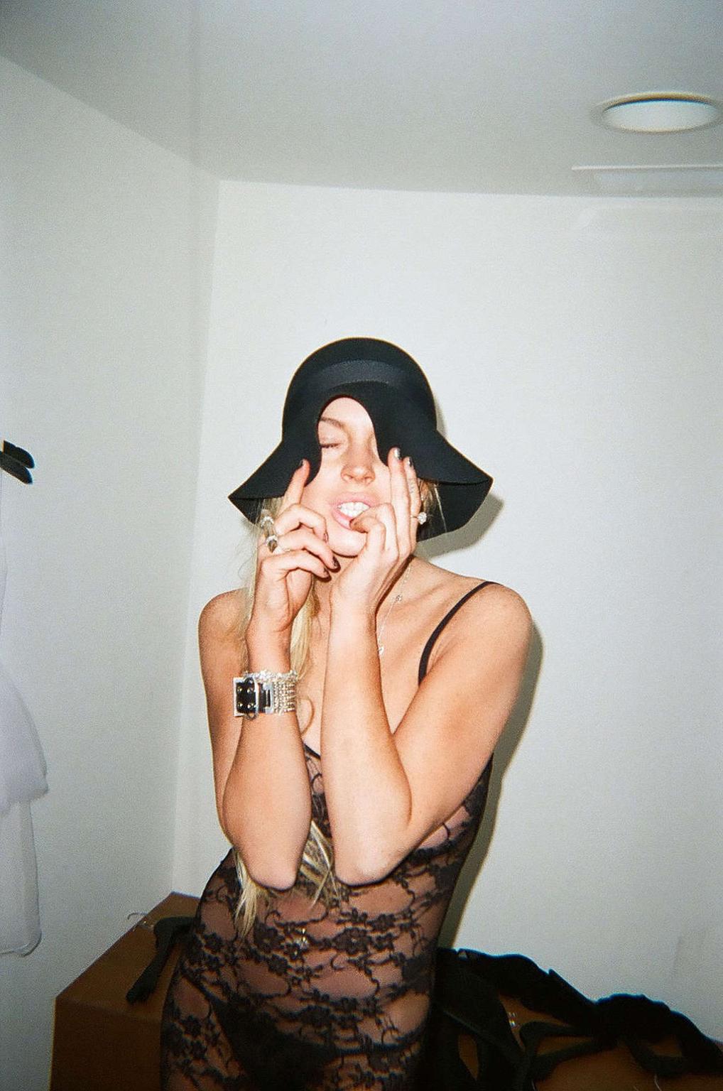 16P Lindsay Lohan looking very hot and sexy on her private photos
