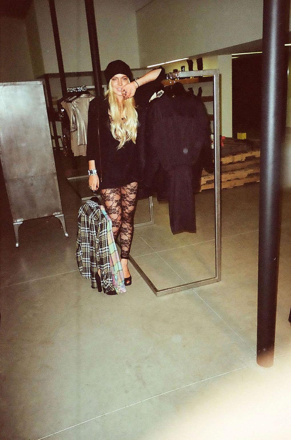 16P Lindsay Lohan looking very hot and sexy on her private photos
