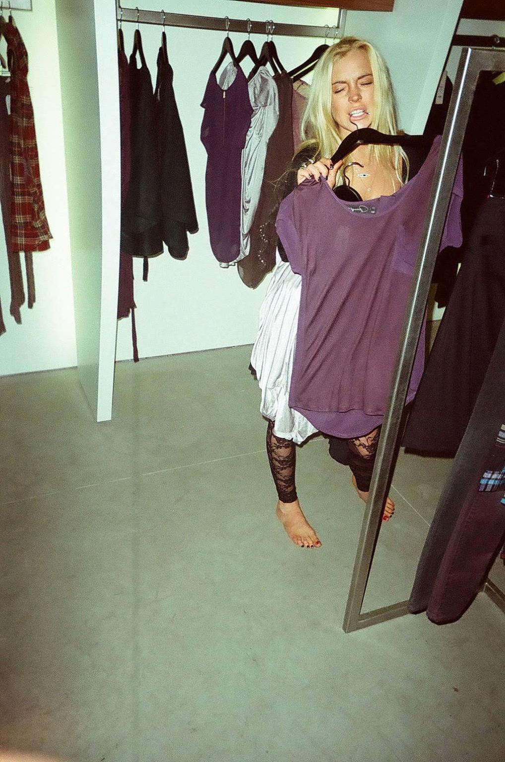 16P Lindsay Lohan looking very hot and sexy on her private photos