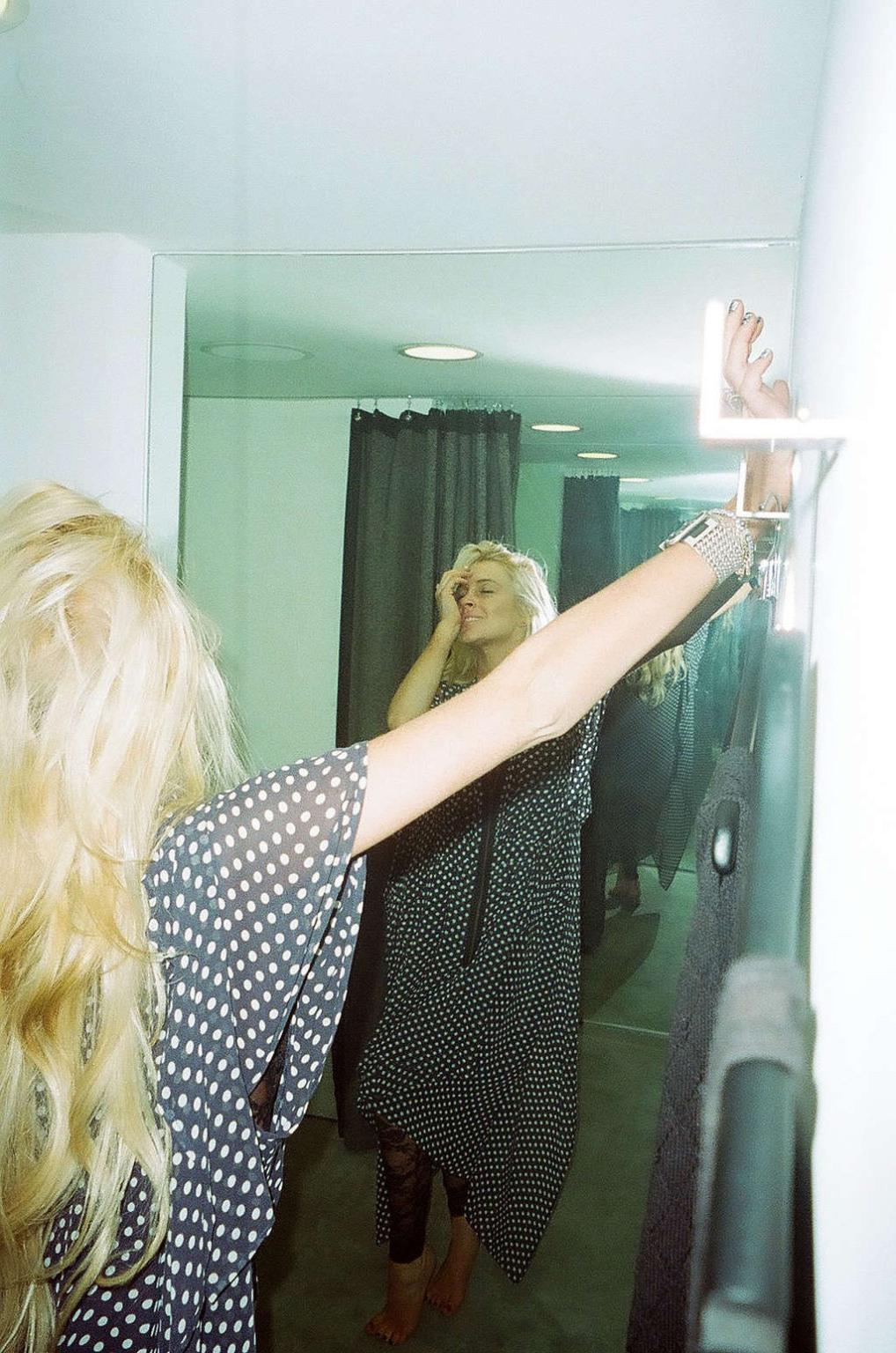 16P Lindsay Lohan looking very hot and sexy on her private photos