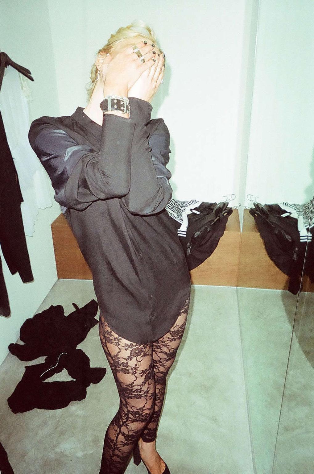 16P Lindsay Lohan looking very hot and sexy on her private photos