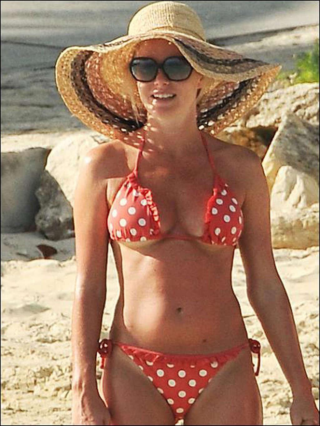 16P Amanda Holden showing fucking sexy ass in thong on beach