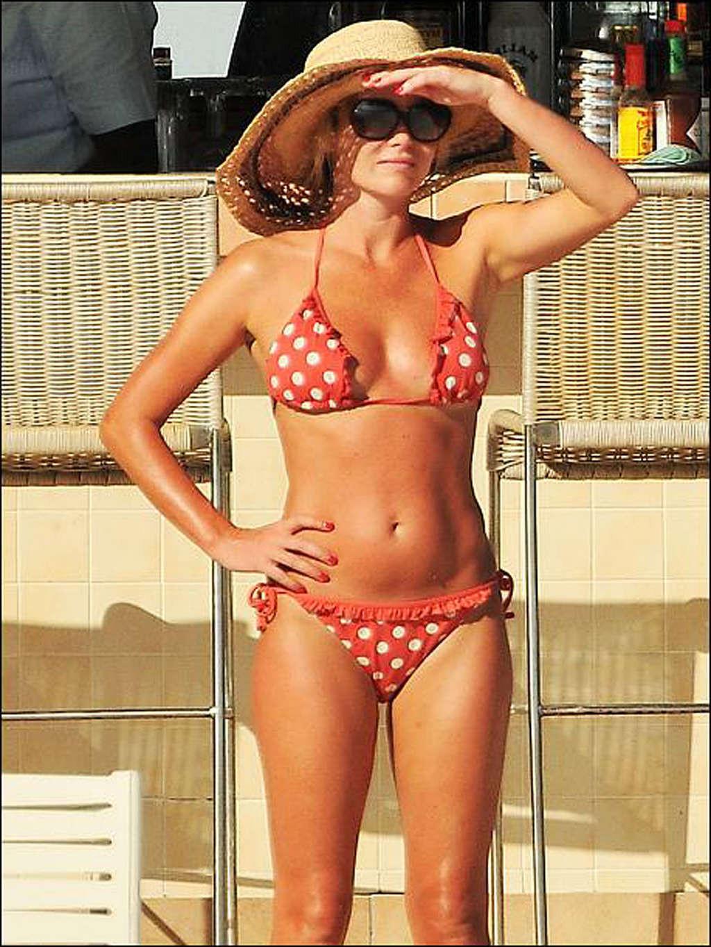 16P Amanda Holden showing fucking sexy ass in thong on beach