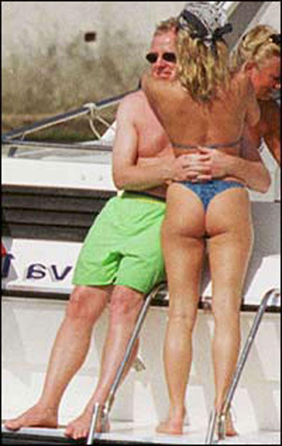 16P Amanda Holden showing fucking sexy ass in thong on beach