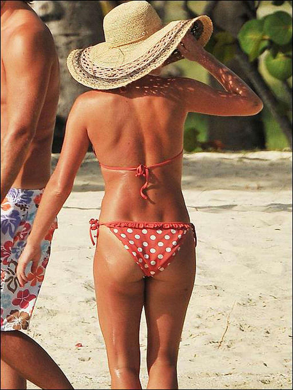 16P Amanda Holden showing fucking sexy ass in thong on beach