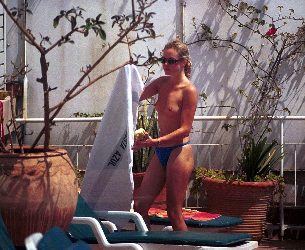16P Amanda Holden showing fucking sexy ass in thong on beach
