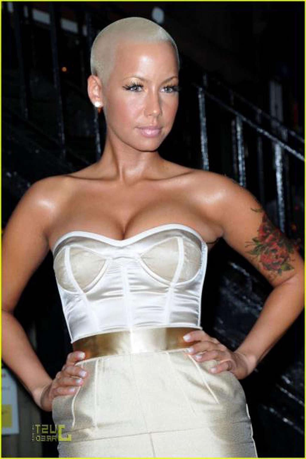 16P Amber Rose posing and showing extremely hot and sexy ass in thong