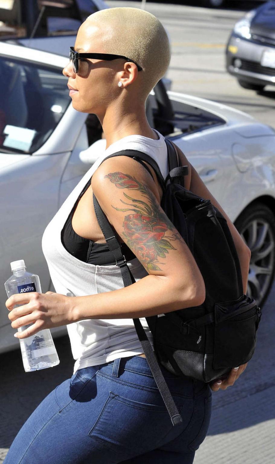 16P Amber Rose posing and showing extremely hot and sexy ass in thong
