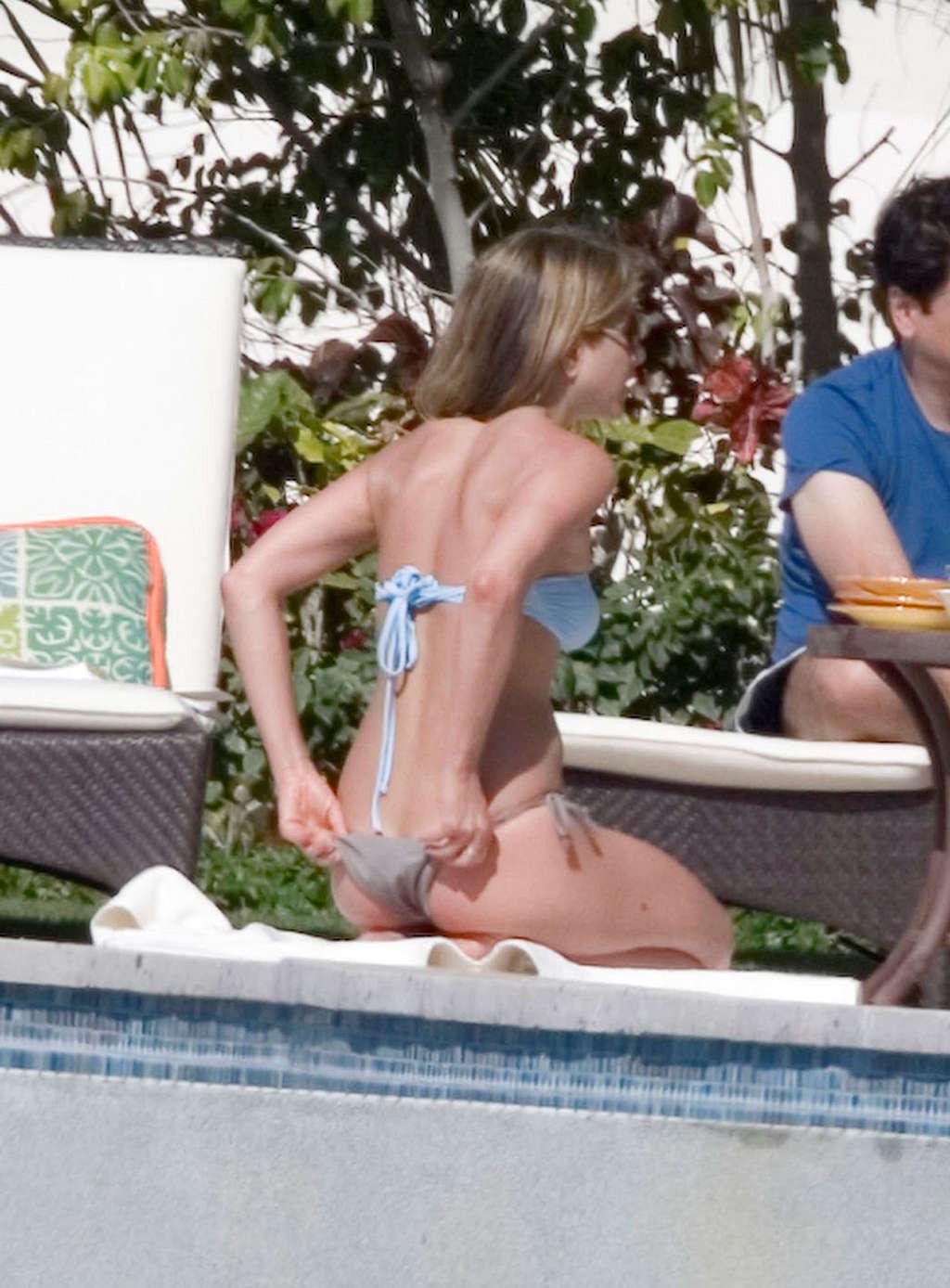 16P Jennifer Anniston showing fucking sexy and hot ass in thong on pool