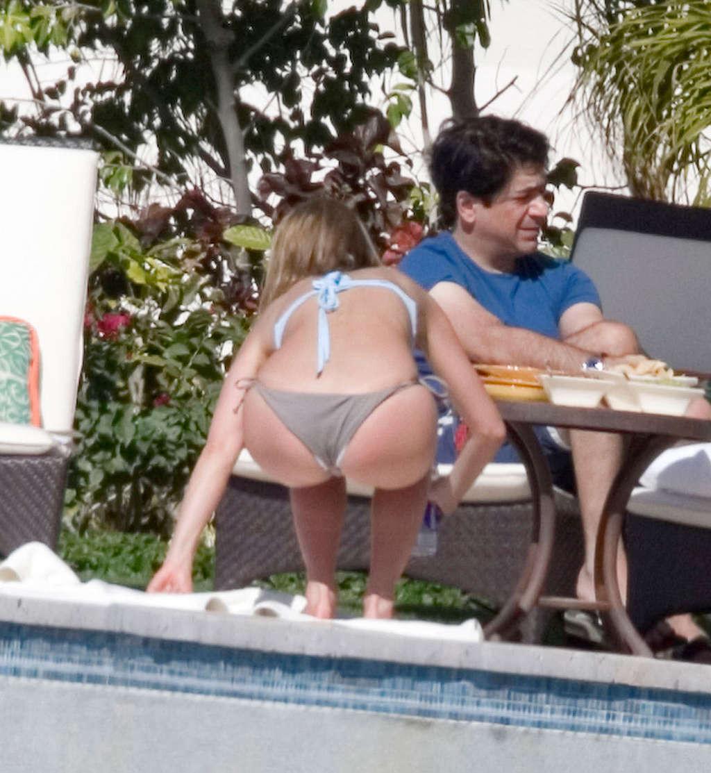 16P Jennifer Anniston showing fucking sexy and hot ass in thong on pool