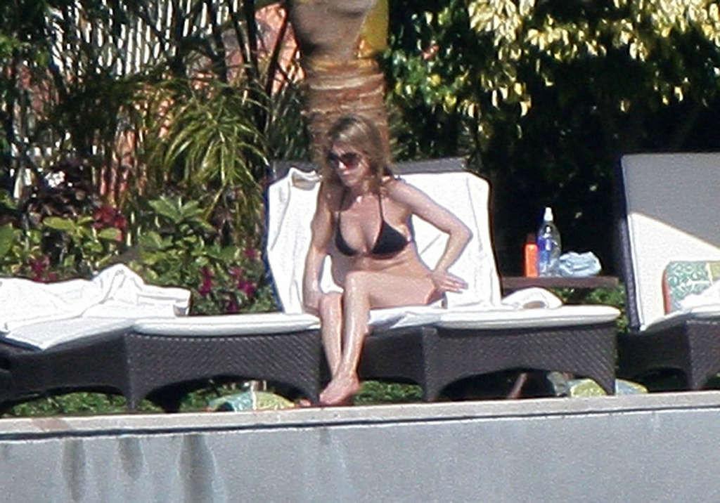 16P Jennifer Anniston showing fucking sexy and hot ass in thong on pool
