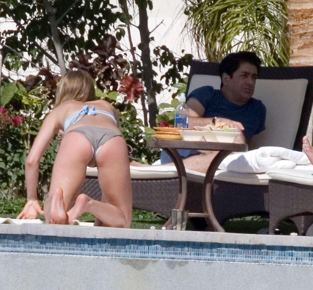 16P Jennifer Anniston showing fucking sexy and hot ass in thong on pool