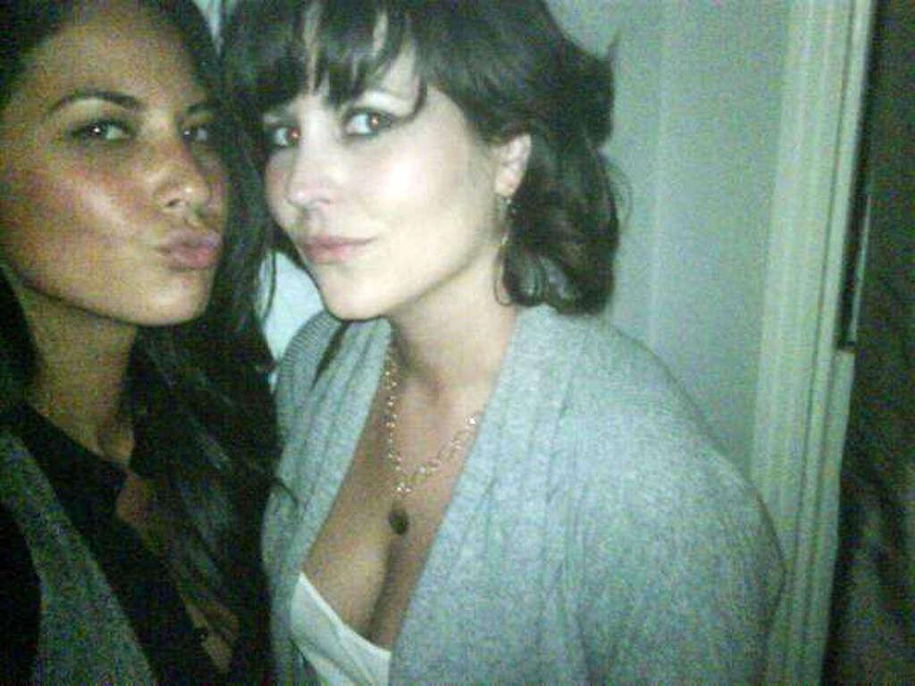 16P Olivia Munn looking hot and nice on her private sexy photos