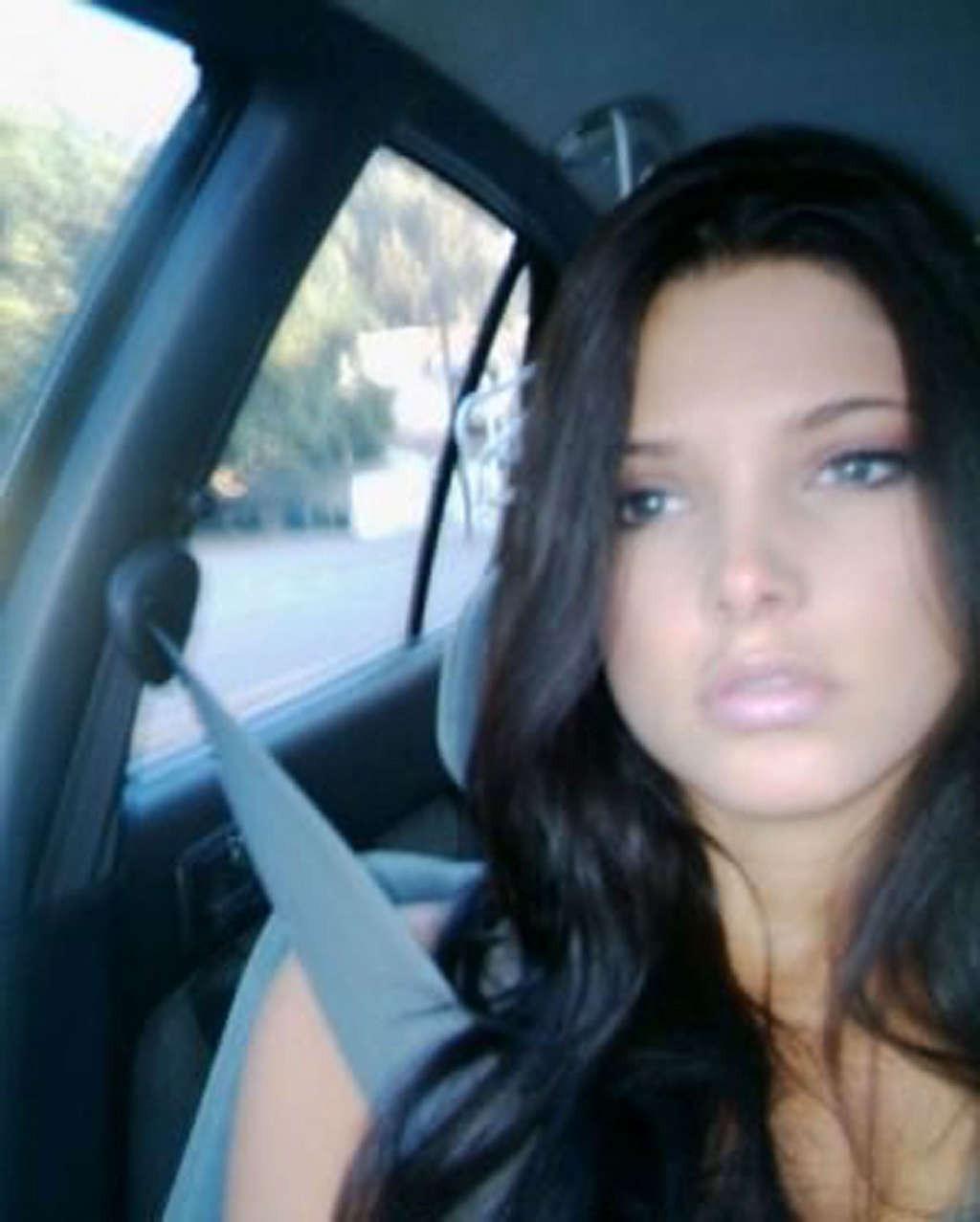 16P Ashley Greene private photos and extremely sexy body paint
