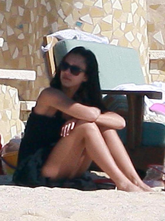 15P Jessica Alba shows that sexy ass in bikini
