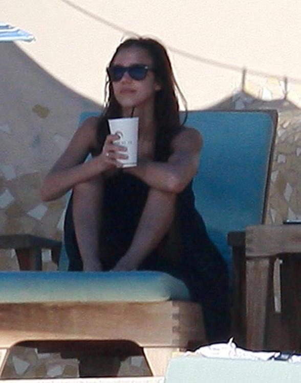 15P Jessica Alba shows that sexy ass in bikini