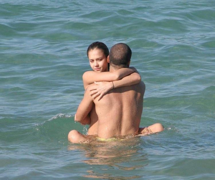 15P Jessica Alba shows that sexy ass in bikini