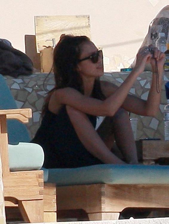 15P Jessica Alba shows that sexy ass in bikini