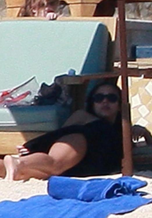 15P Jessica Alba shows that sexy ass in bikini
