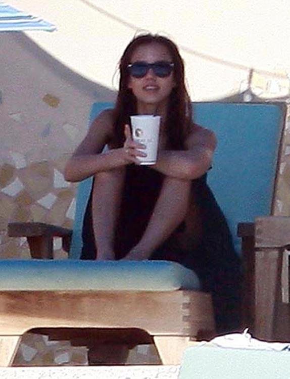 15P Jessica Alba shows that sexy ass in bikini