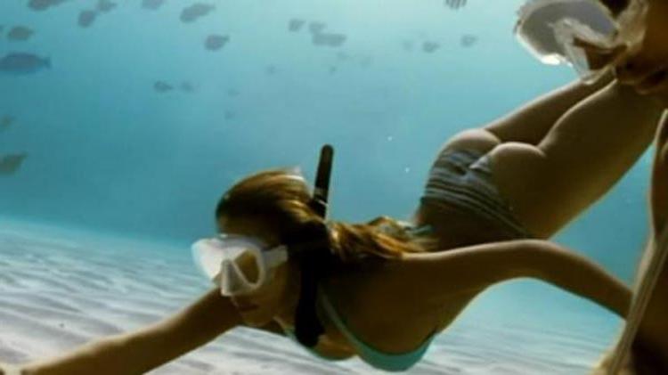 15P Jessica Alba shows that sexy ass in bikini