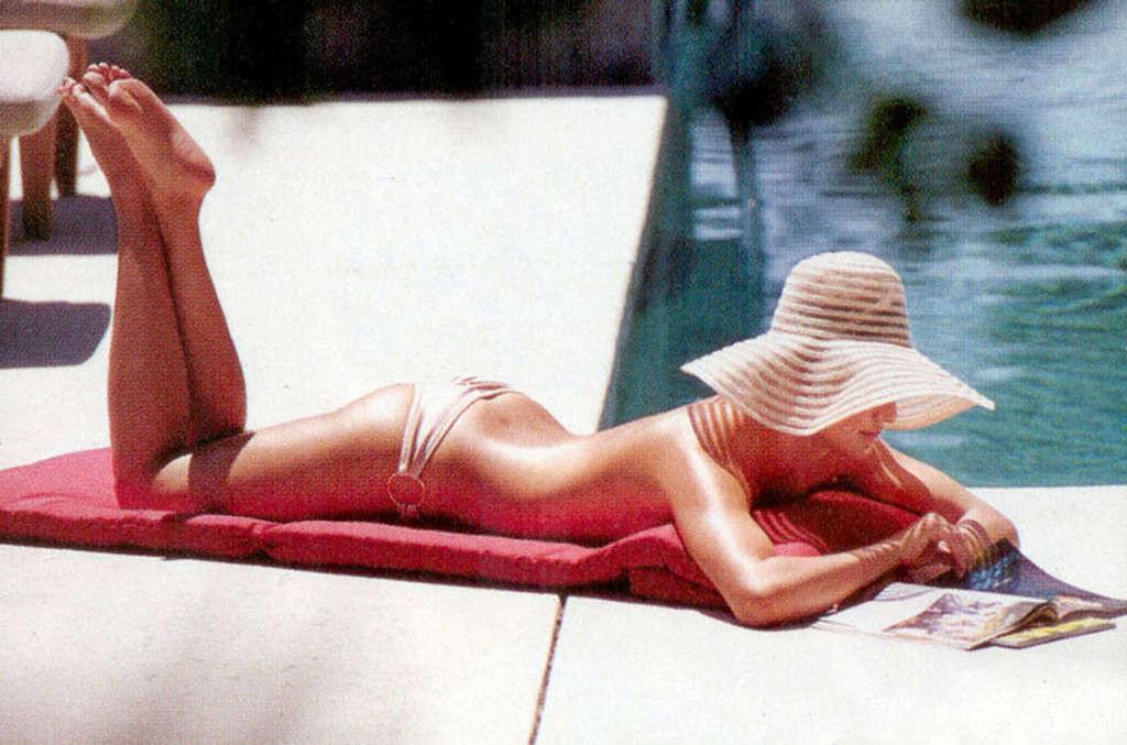 16P Cameron Diaz showing sexy ass in thong and enjoying on beach in topless