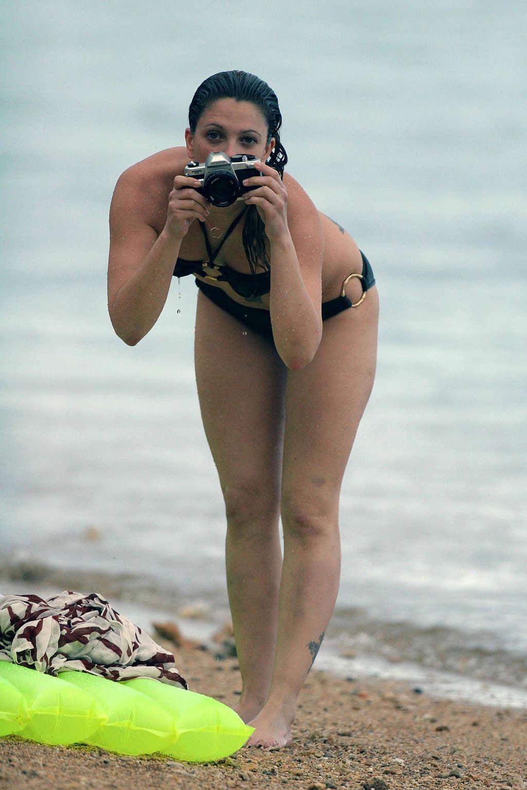 16P Cameron Diaz showing sexy ass in thong and enjoying on beach in topless