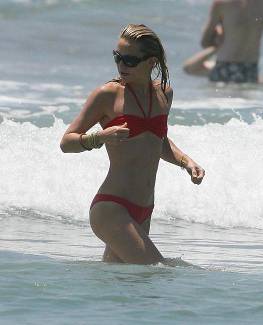 15P Kate Hudson her ass is toned in sexy bikini